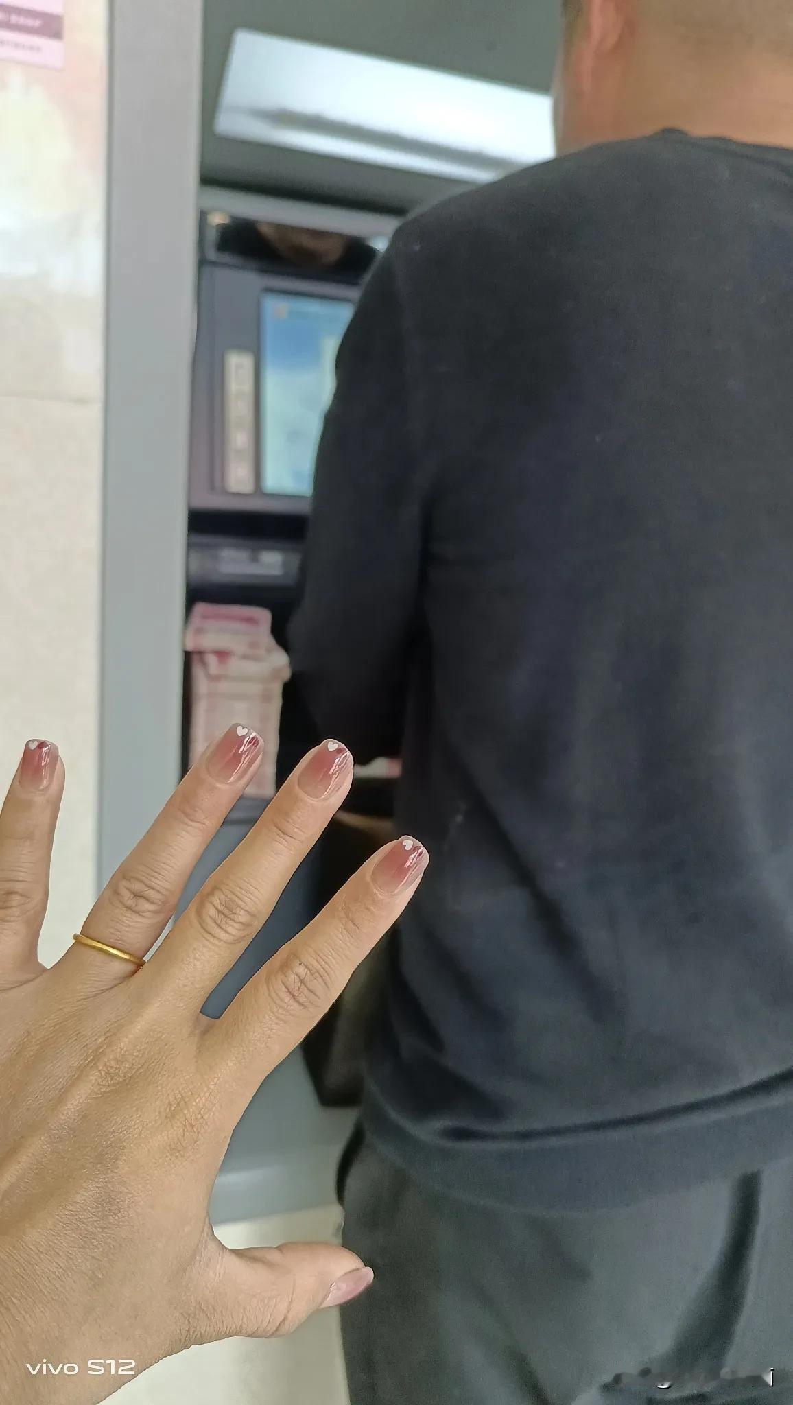 现在如今社会，老公都出去打工去了，很多宝妈都成了留守女人，有些男人就喜欢聊这般女