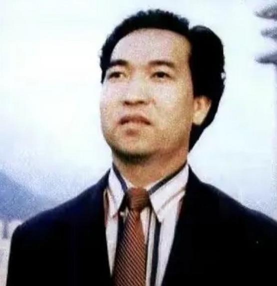 1981年，广东1男子放弃亿万家产加入英国国籍，在国外找不到工作，只能天天扛着麻