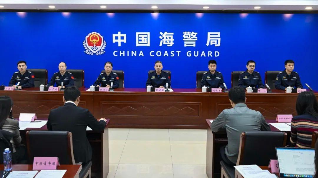 6月1日，中国海警岱山舰编队驶入台湾岛东侧海域开展常态化巡航执法，依规开展海上巡