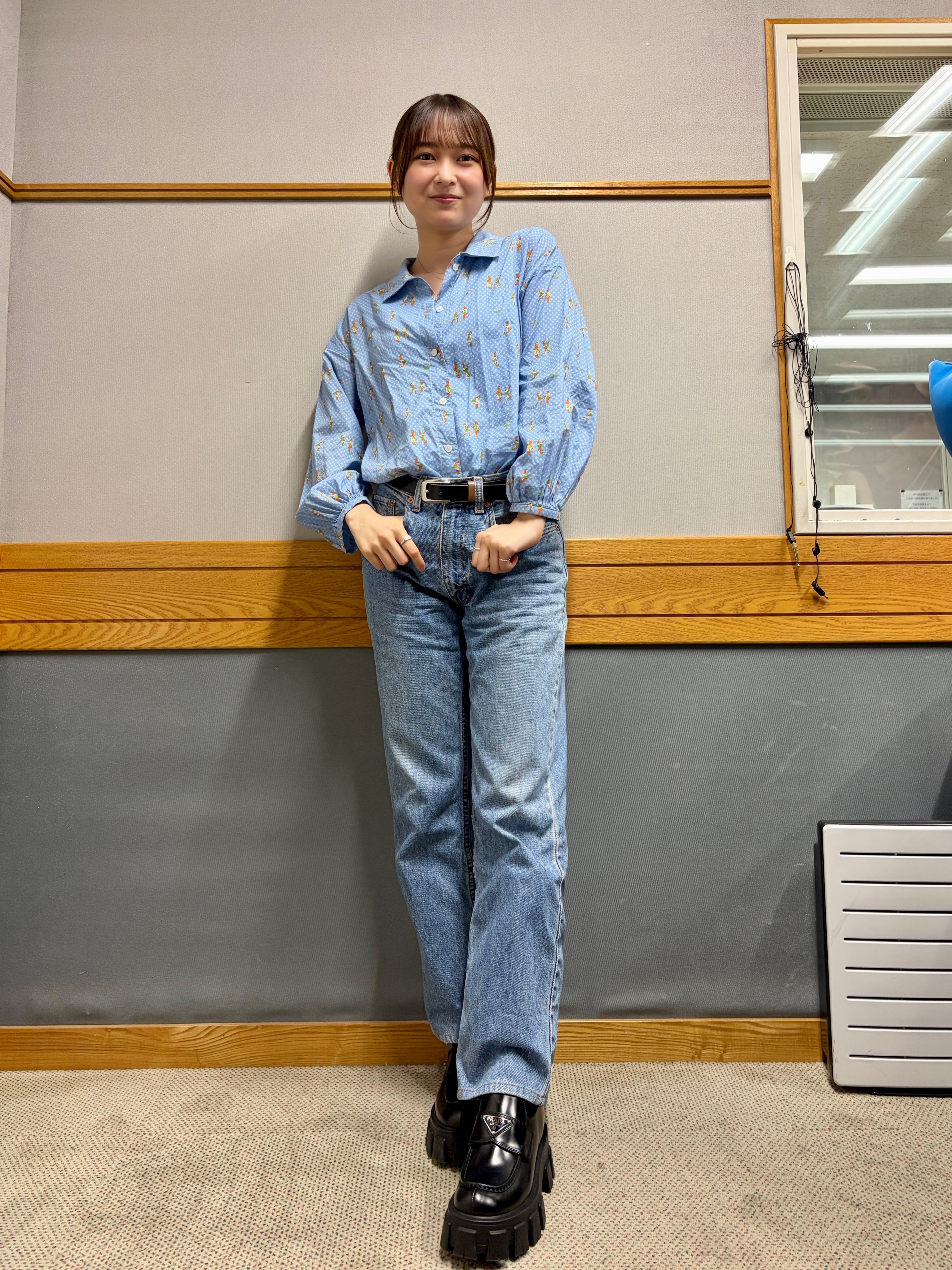 鈴木絢音「鈴木です。私が選んだ生地で、知人がシャツを作ってくれました。趣味:お裁