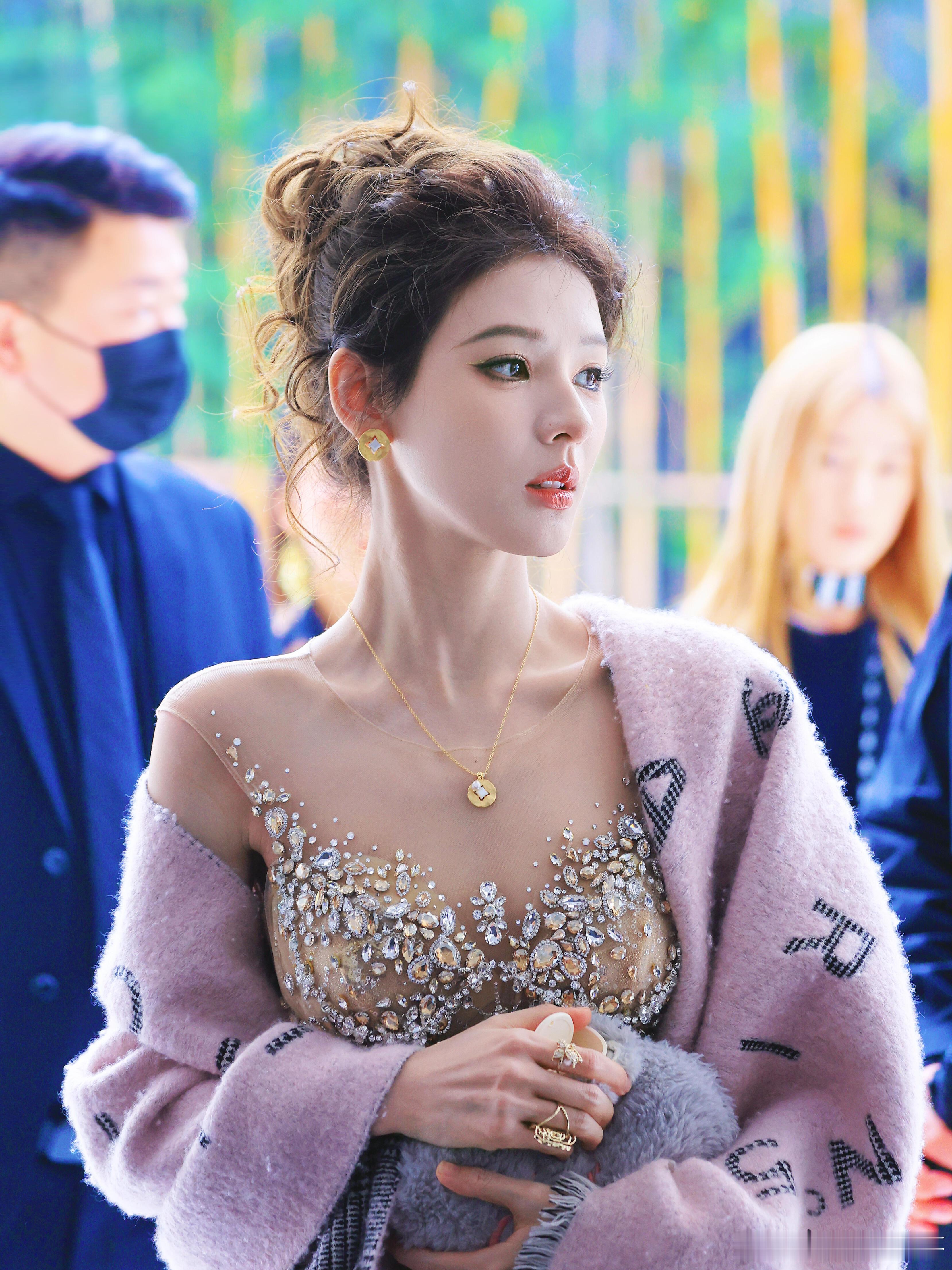 张予曦的骨相还是太权威了！今日概念180品牌活动，这骨相随便拍都好美丽！张予曦｜