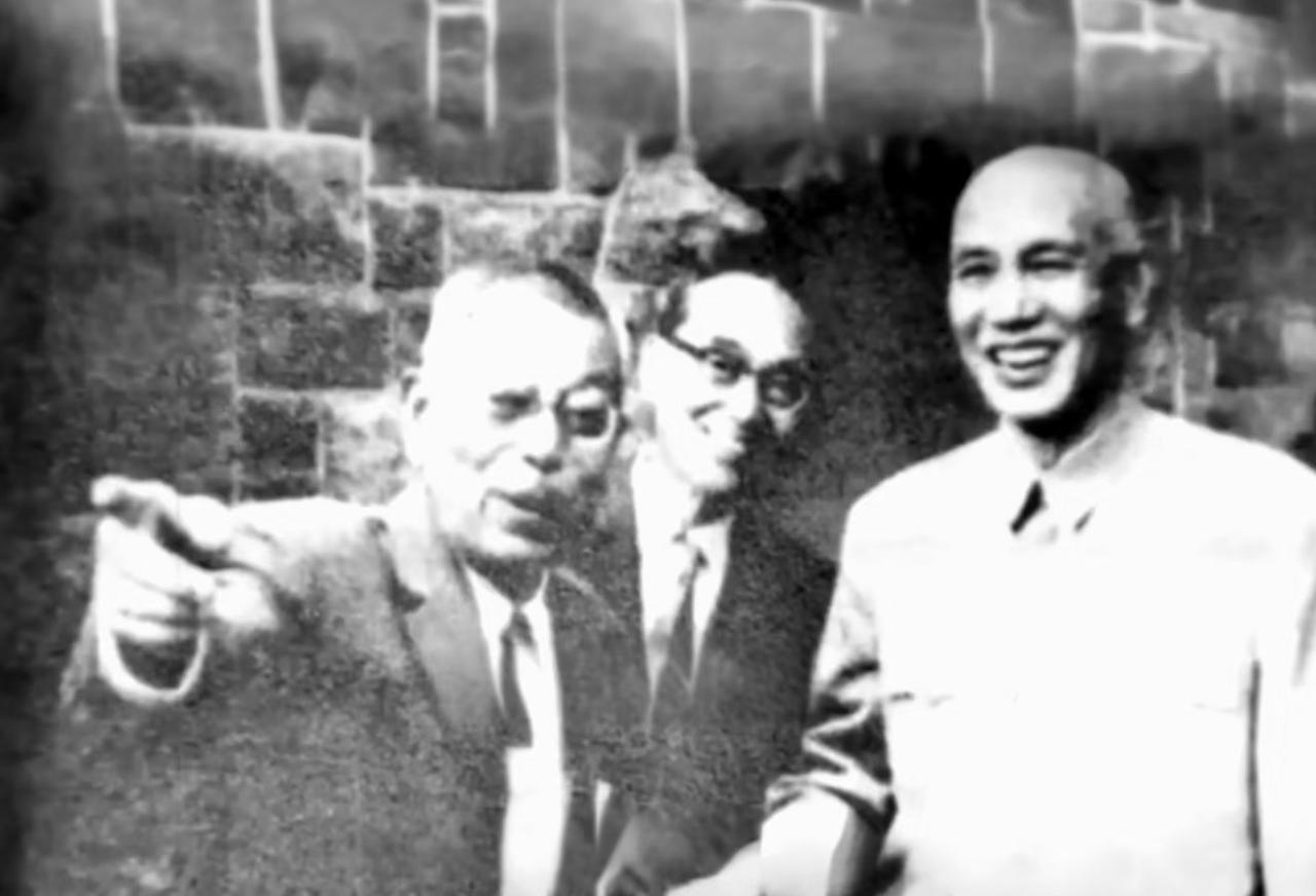 侵华日军战犯居然成了蒋介石的军事座上宾！这张1949年末的台湾老照片，把这段荒诞
