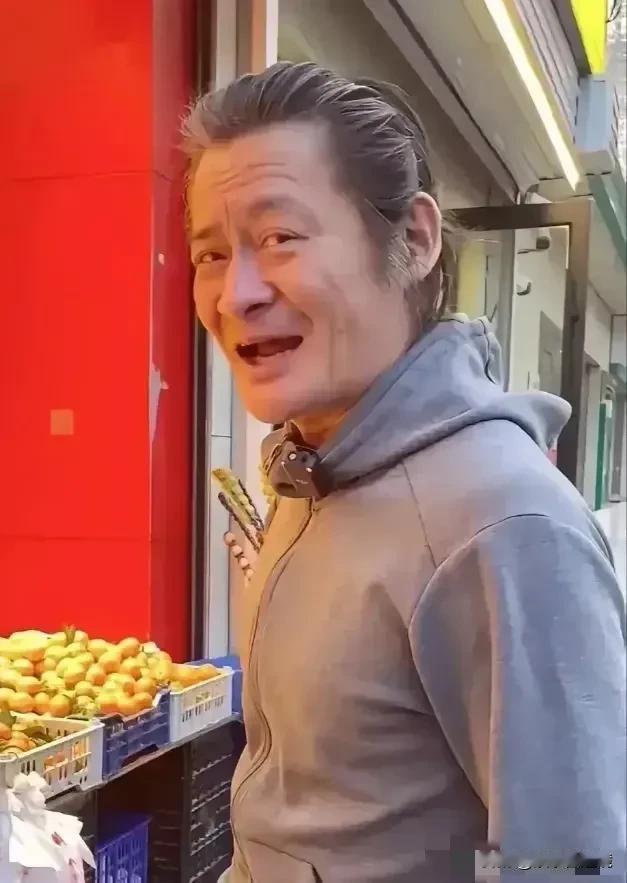 这个男歌手57岁，竟然老成了这个样子，他到底经历了什么？
年轻的时候真的很帅，经