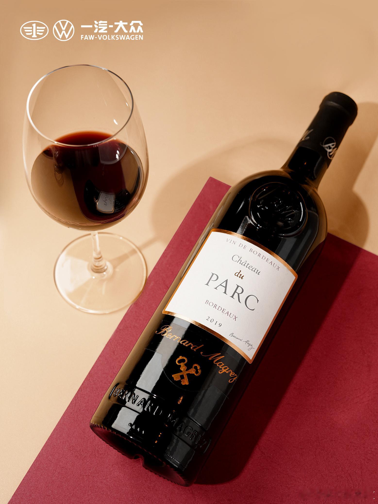 暖香萦绕辞旧岁，玉液盈樽迎新元琼浆启封时，恰是万象新今天小年，收到一汽-大众新春