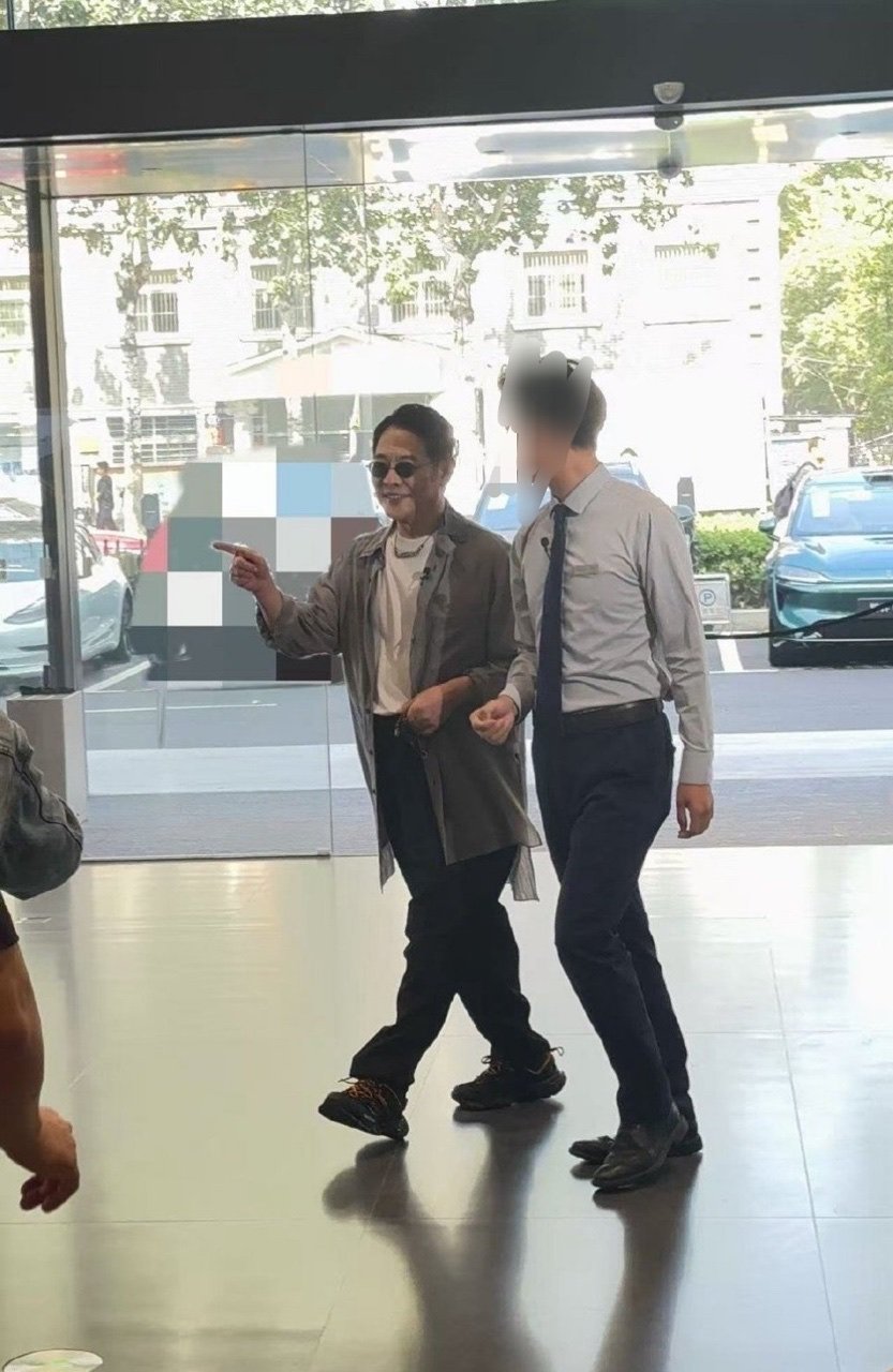 北京丰台偶遇李连杰北京丰台偶遇李连杰提车 在北京见到李连杰了！！ ​​​