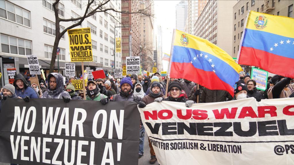 美国这波彻底炸了！
1月3日，一场席卷105座城市的大规模抗议突然爆发！

上百