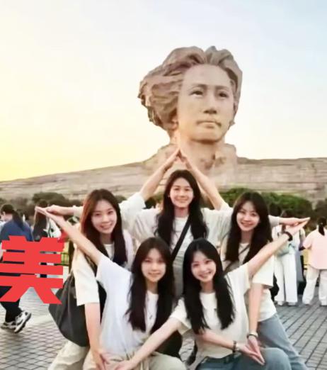 重庆五个女孩火了。没穿汉服，没挂滤镜，没摆剪刀手，五个人在橘子洲头的雕像前用身体