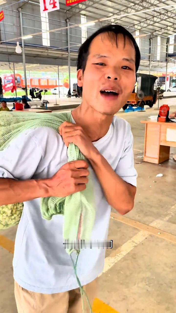 曾经抛弃我的那个女孩子，你后悔了没？天天有那么多花，几十块钱一斤花，天天都有几百