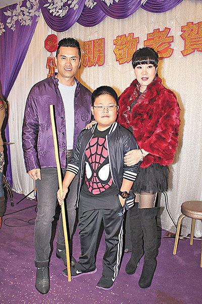 吕良伟生了个仔，他儿子那是一点也遗传不到他的神颜。不过没关系，这孩子不需要颜值，