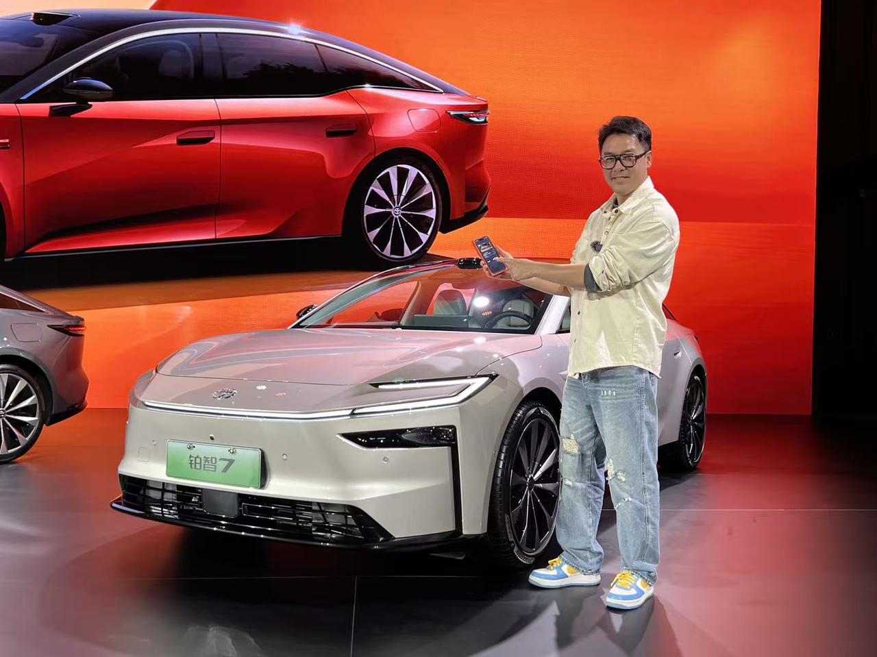 有点狂啊，哥！
看到丰田铂智7预售权益价15.68万起
现场很多人下订了
集合了