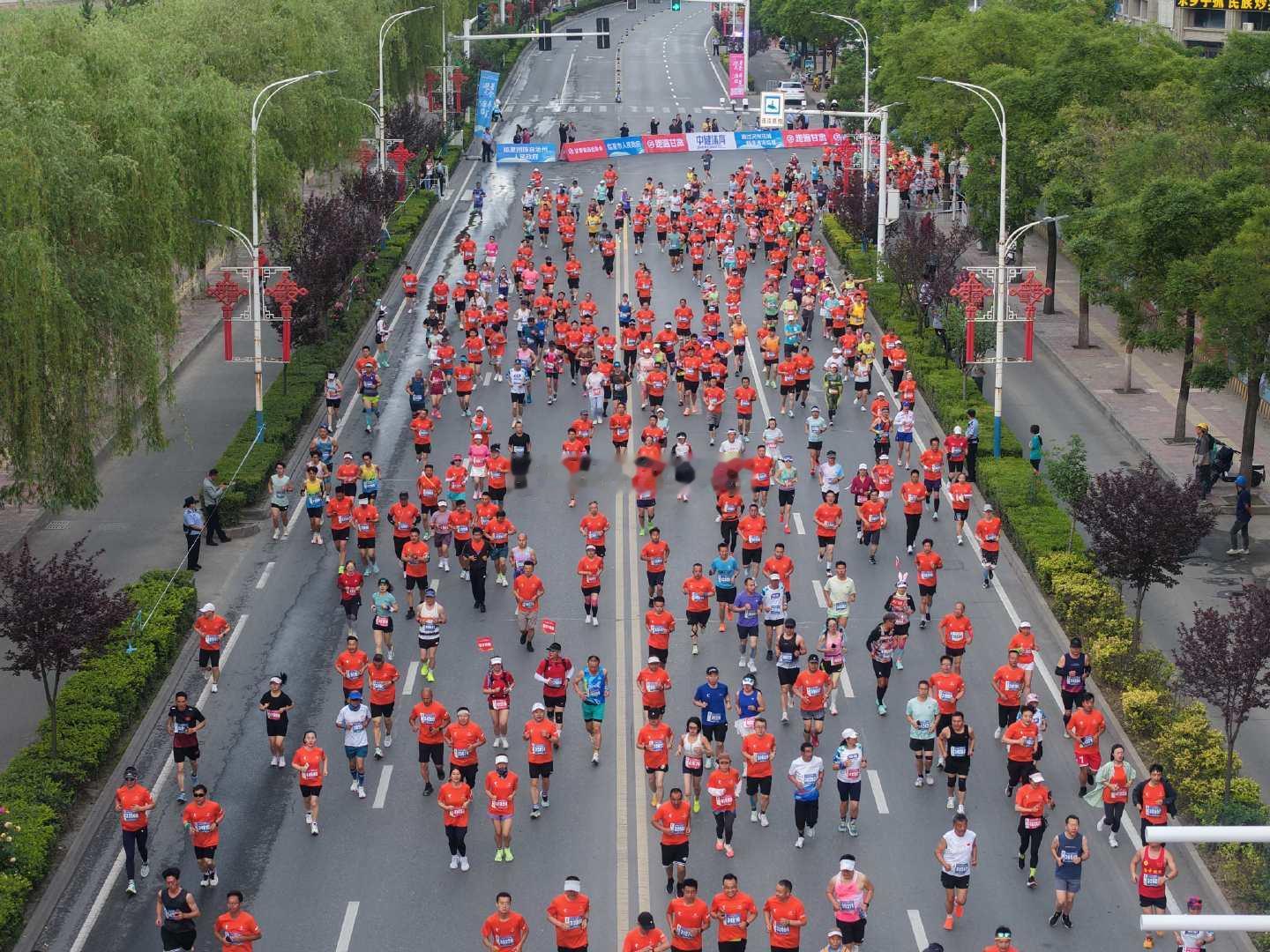 相约临夏奔跑山水之间2026临夏马拉松，以脚步为媒，赴一场运动与风情之约。抛开疲