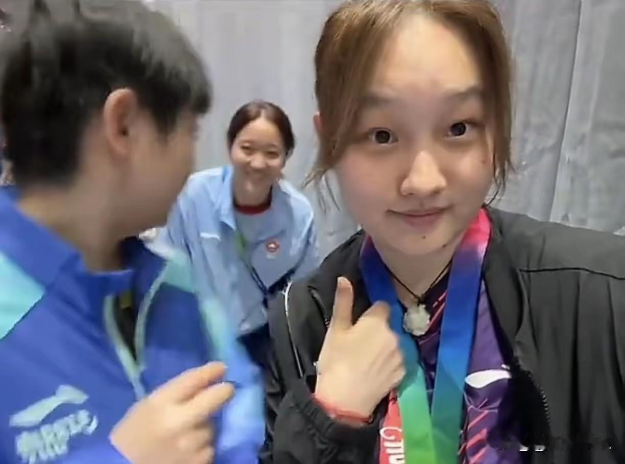 和好朋友合照很鲜活！
莎莎几个好姐妹的合影也太可爱了吧？
尤其第一张，莎莎和雅可