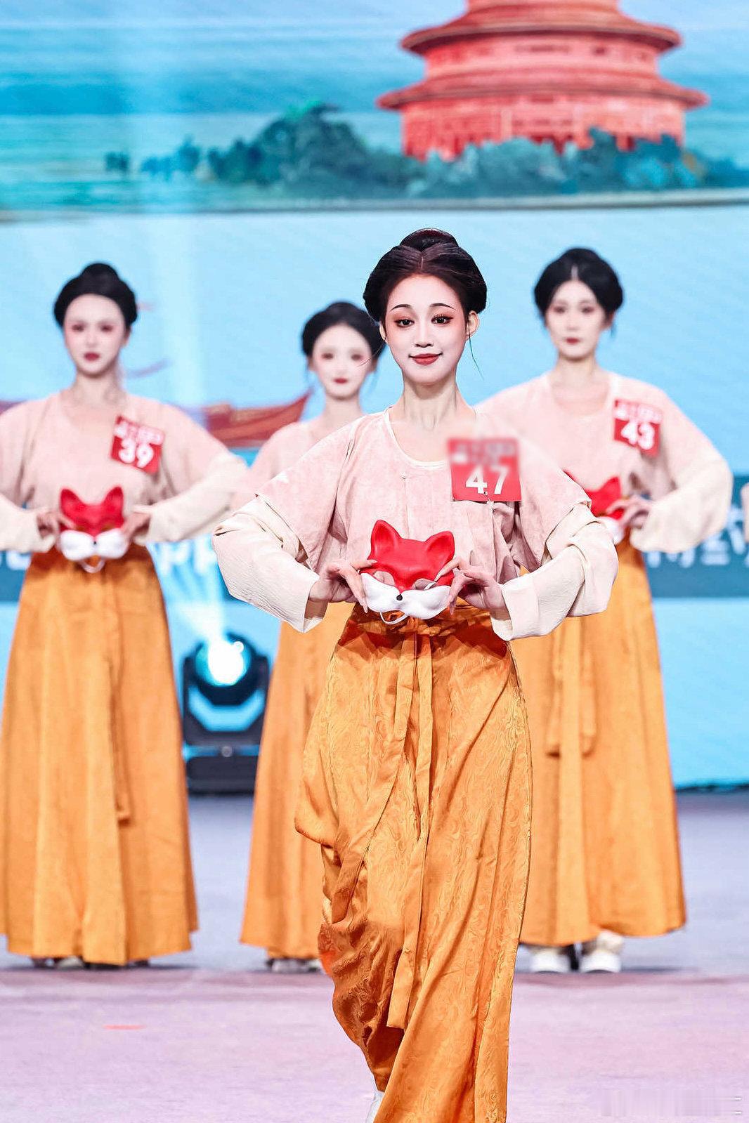 在最冷的季节遇到了最想穿的衣服这穿搭是华夏美学的浪漫盛宴！冷天里衣袂轻盈舞动，各