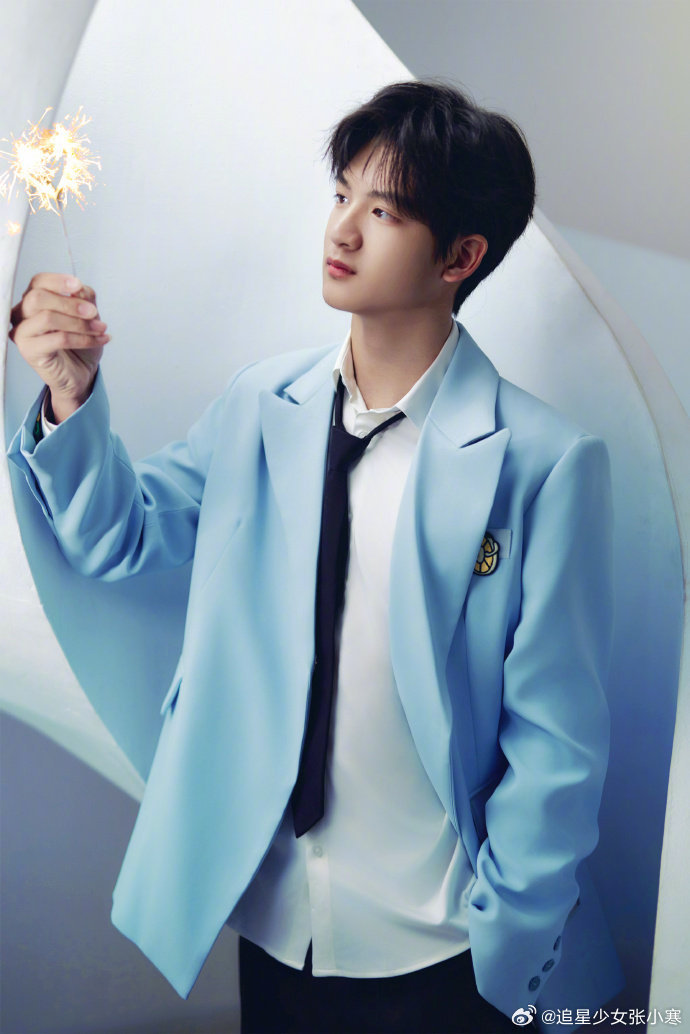 田亮14岁儿子身高田亮儿子长得好像爸爸 田亮儿子14岁生日照，浅蓝西装的少年又帅