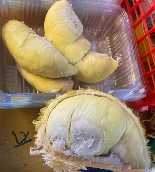 我花300元在超市买了一盒榴莲肉，回家乘电梯时，一个老太太问我要，我孙子就爱吃榴