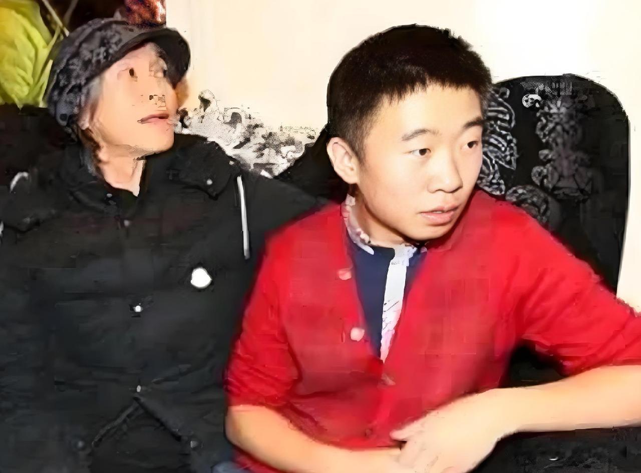 杨迪说，我差一点就成了周星驰的“星男郎”。他聊起和周星驰当年的“恩怨往事”，不是