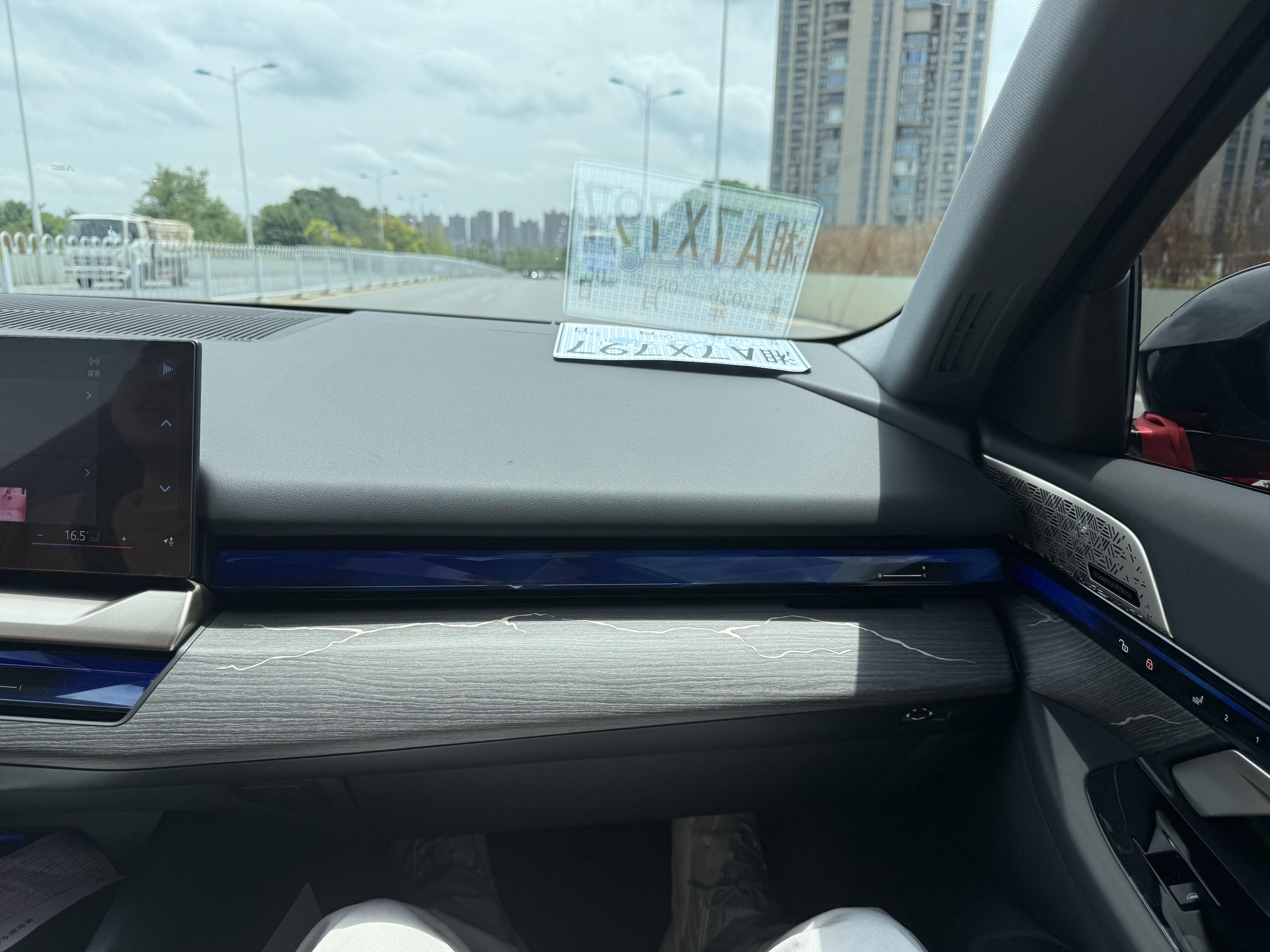 前两天陪我徒弟去提车身边的人都在努力变得越来越好了很多人并不明白环境的力量有的人