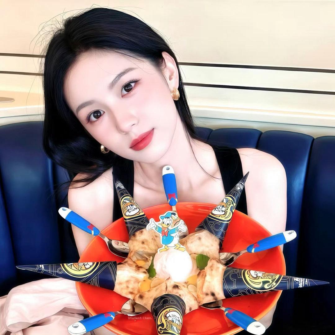 周也圈内口碑她在休息时帮道具组搬东西的画面被镜头扫到过好几次，都没有特意去拍她就