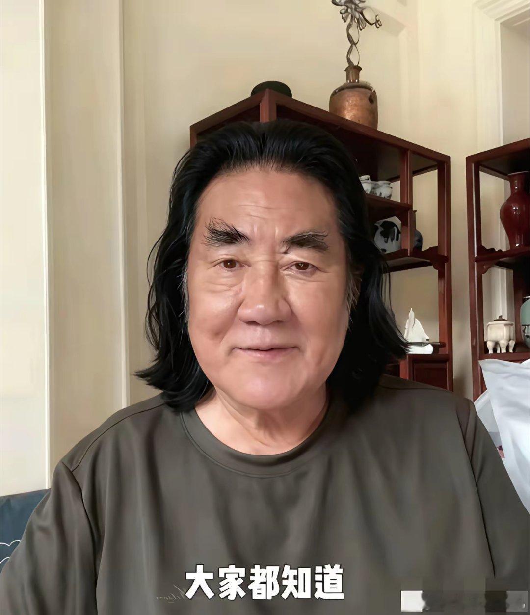 张纪中与杜星霖最新合照：张导剃了胡须，染了黑发，一身黑更显得挺拔瘦削，看上去比之