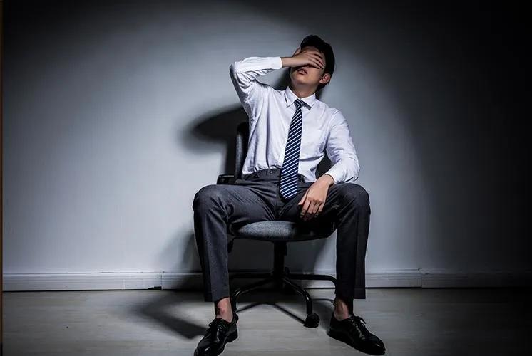 在职场待久了你就会发现，让老板涨工资太难了，老板宁愿给新员工开高工资也不愿意给老