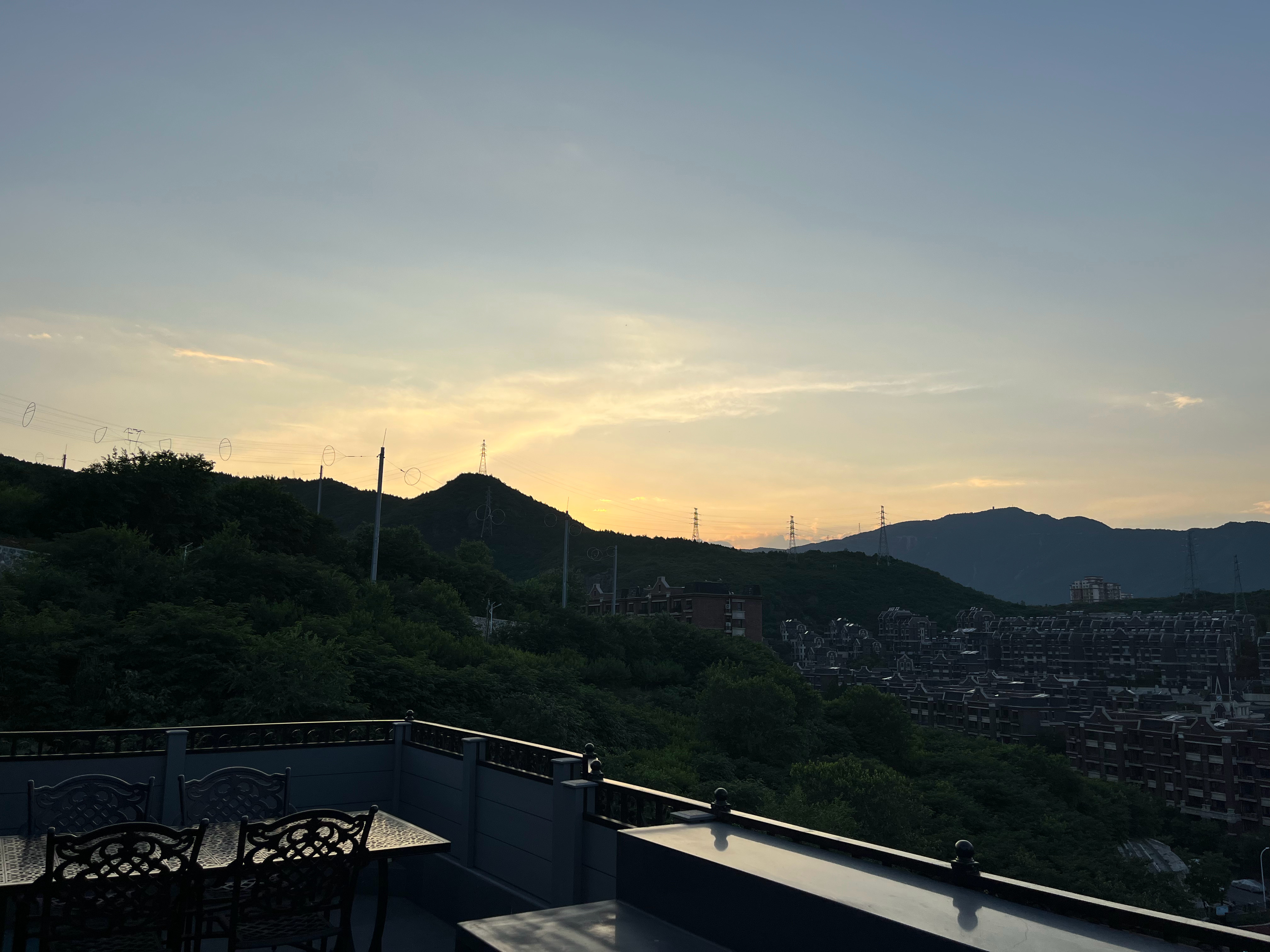 走过蹉跎岁月，看遍人生百态，品过生活百味，褪去青涩稚气，沉淀淡然心境，但骨子里的