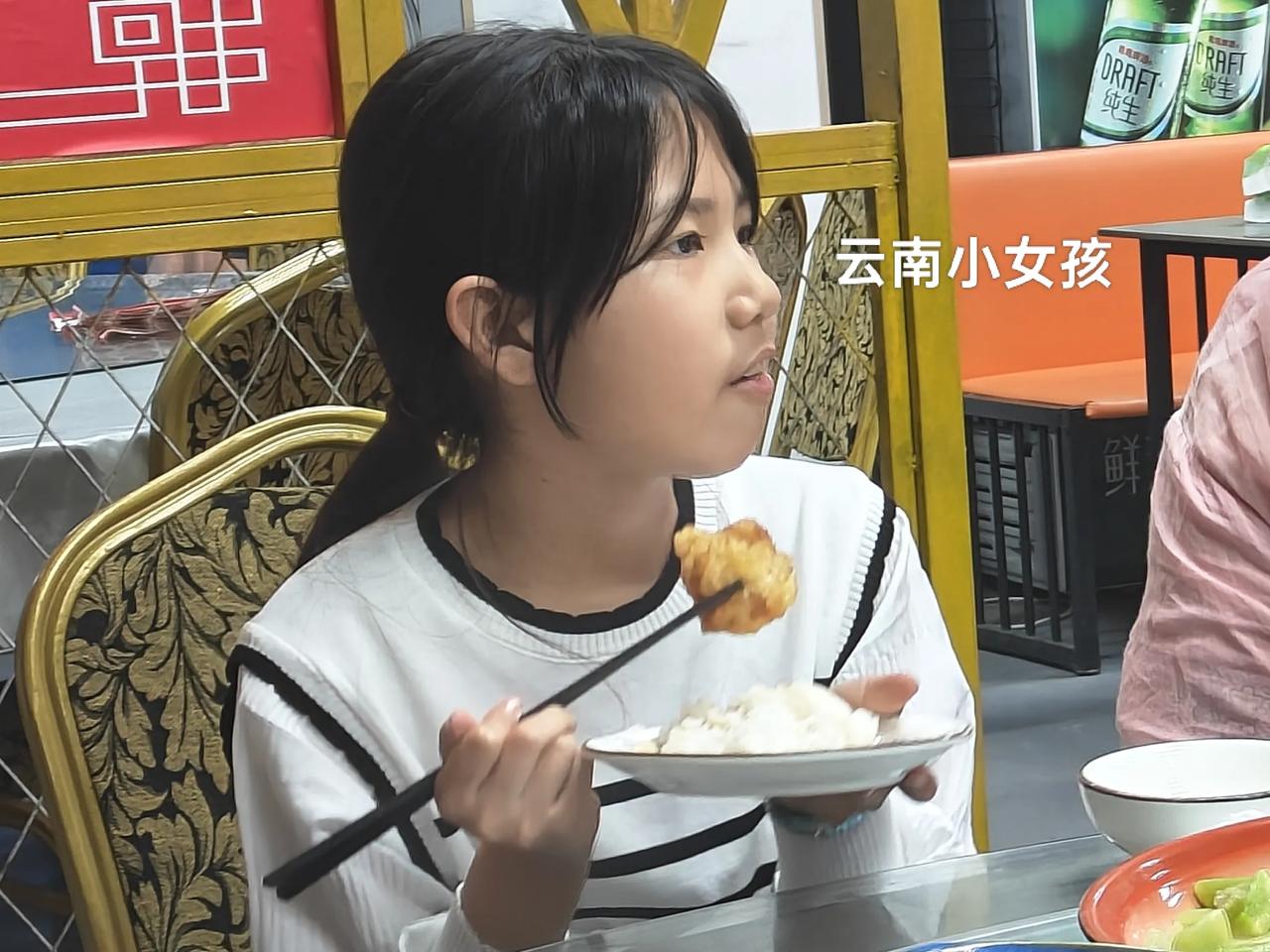 去年冬天我们来西双版纳景洪猫冬，就要北上回东北老家前一天，云南小女孩带我走了一遭