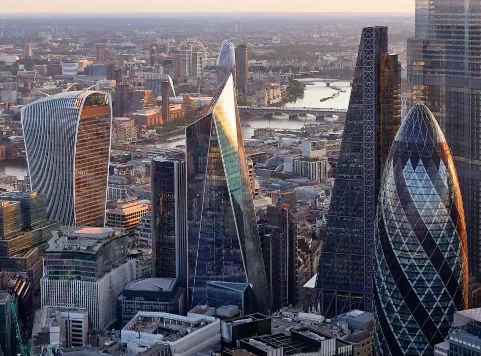 俄: 阿英 和你打听点事情啊
英:啥事啊
俄:你们大英 还有粤语主修课吗
英:啥