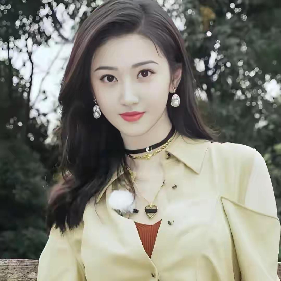 在娱乐圈这个大舞台上，明星众多，可景甜却凭借独特魅力，成了大家口中“人间富贵花”