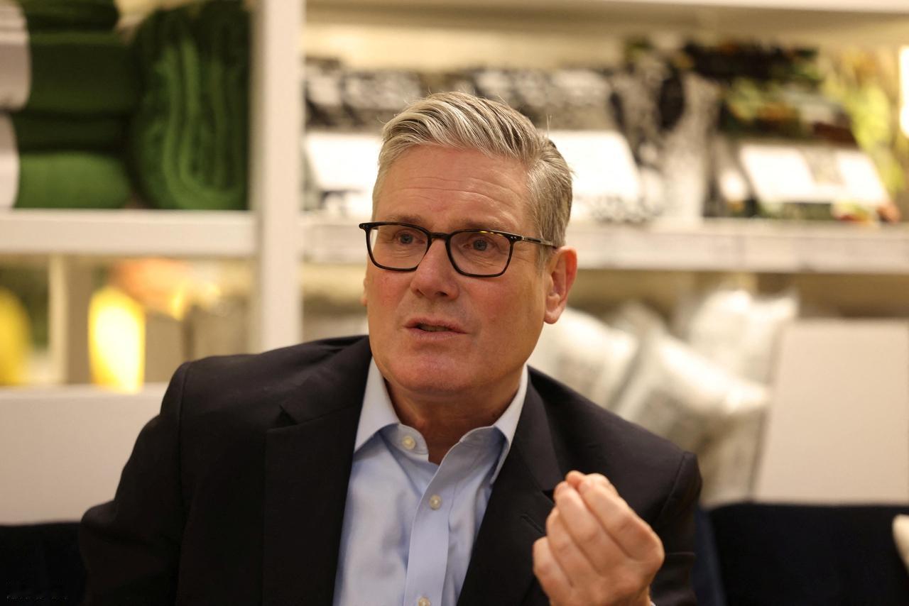 看到加拿大总理访华，英国首相坐不住了，斯塔默在“争取本月底访华”。可是，他的访华