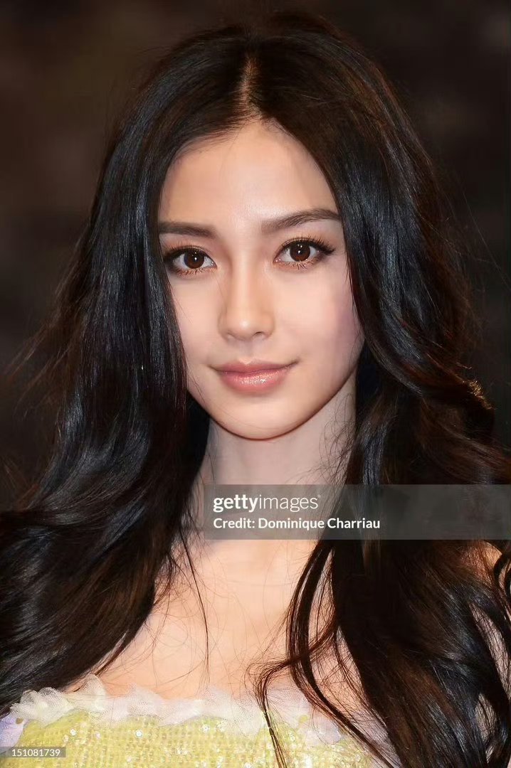 Angelababy证件照一组学生时期证件照引发大众热议。脱离打光与后期修图，直