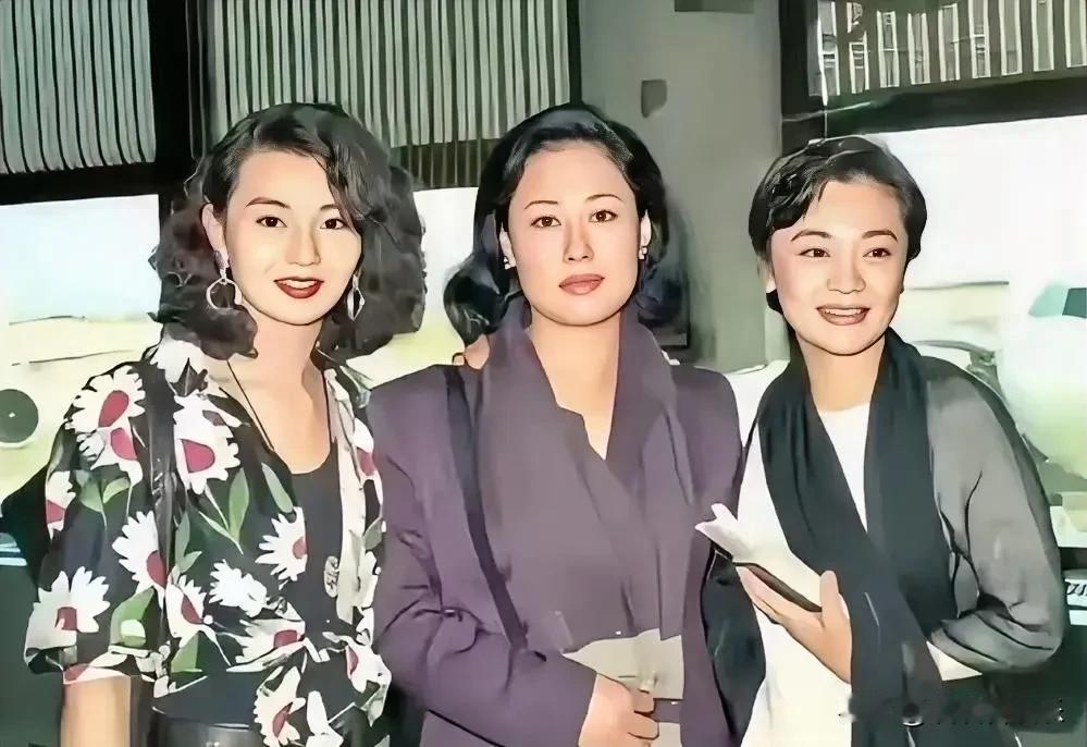 女明星同框，只认识中间斯琴高娃icon，如果这三位你能全部认识，说明你手机和电视