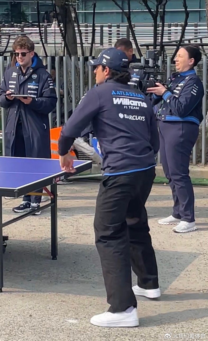 2026f1中国大奖赛 揭秘时刻到：原来打乒乓球的是威廉姆斯车队的塞恩斯、阿尔本
