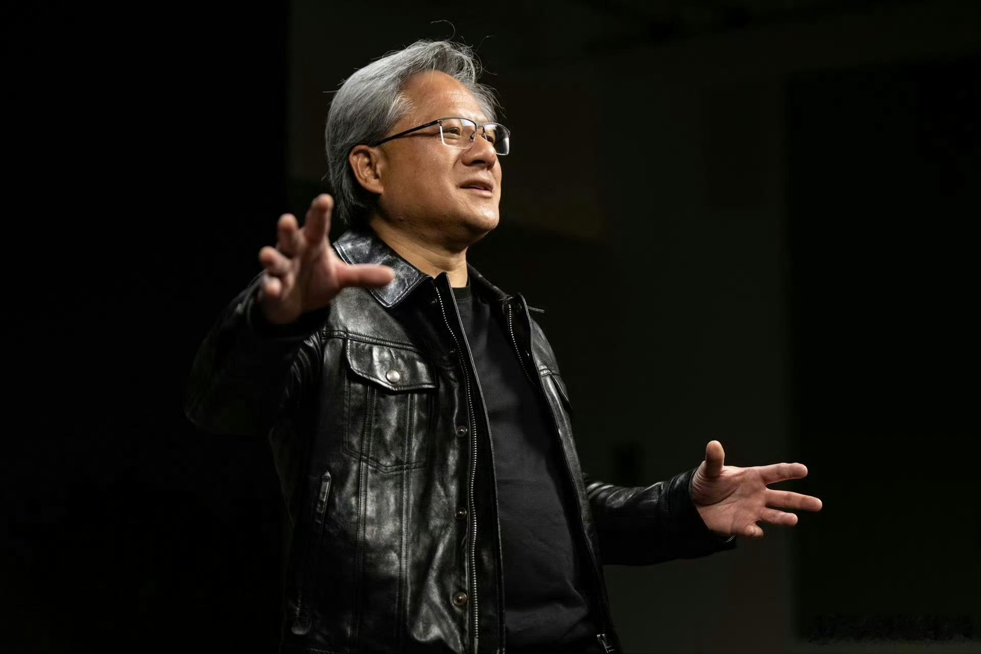 黄仁勋说，越来越多中国学者与研究人员从美国回流中国，这是美国的重大损失。 ​​​