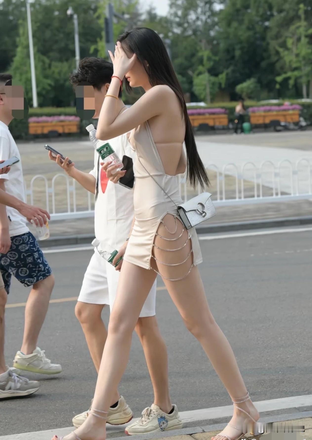 夏天街上的美女好多！