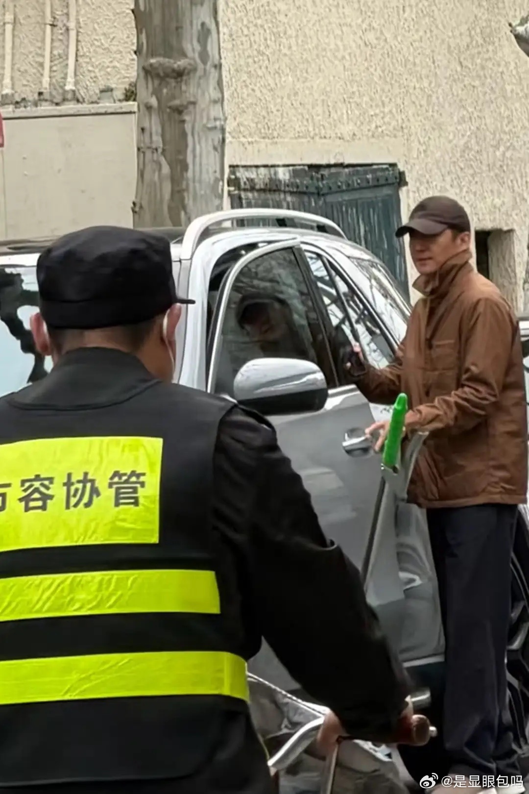 王阳开奔驰接娃放学，都48了女儿才5岁，本人瘦又高，鞋子好干净 ！ 