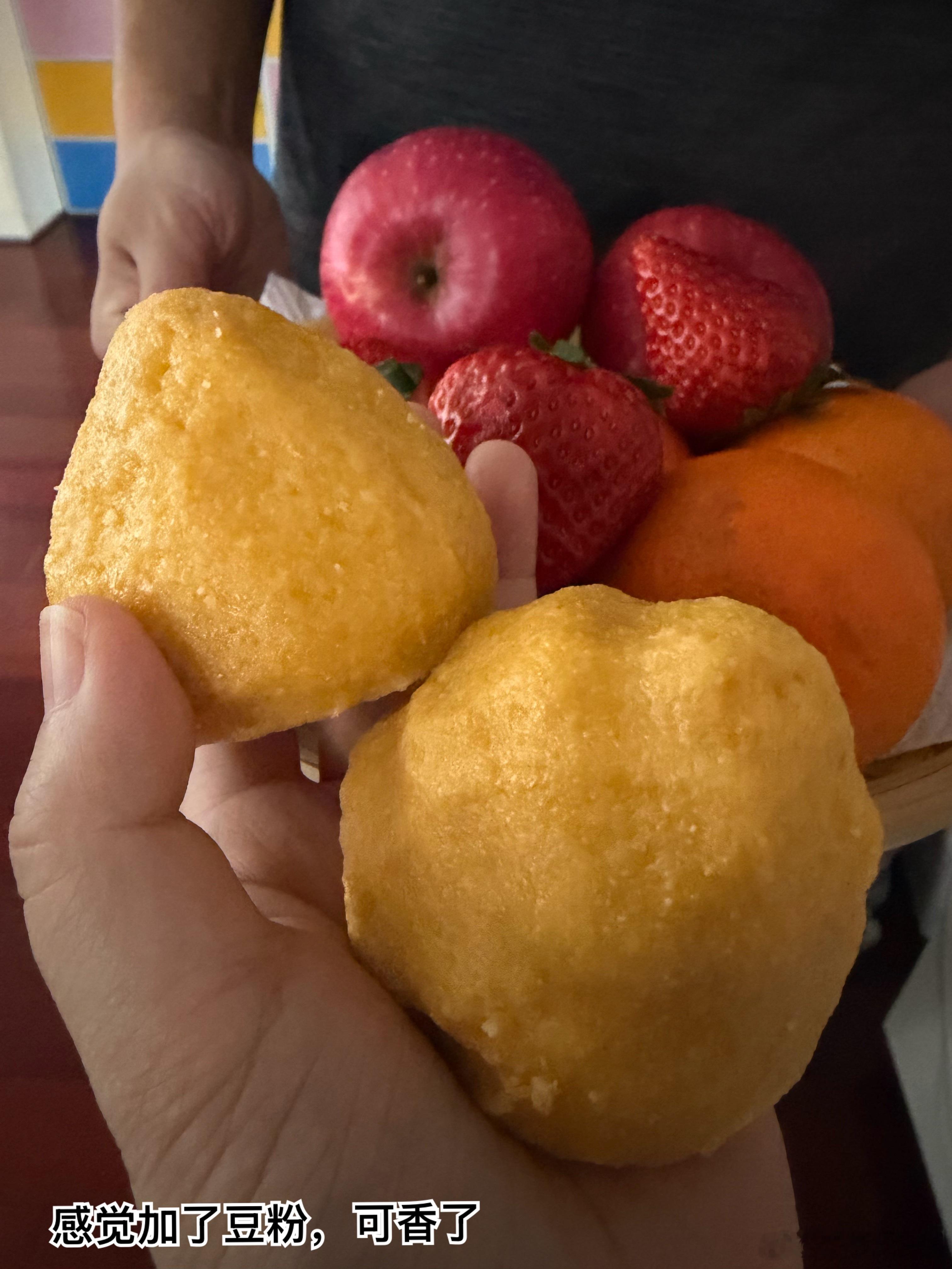 小聋人去那个房子放味儿去了，回来拎了一兜子窝头，说看着不错就买了当早点吃。我一看