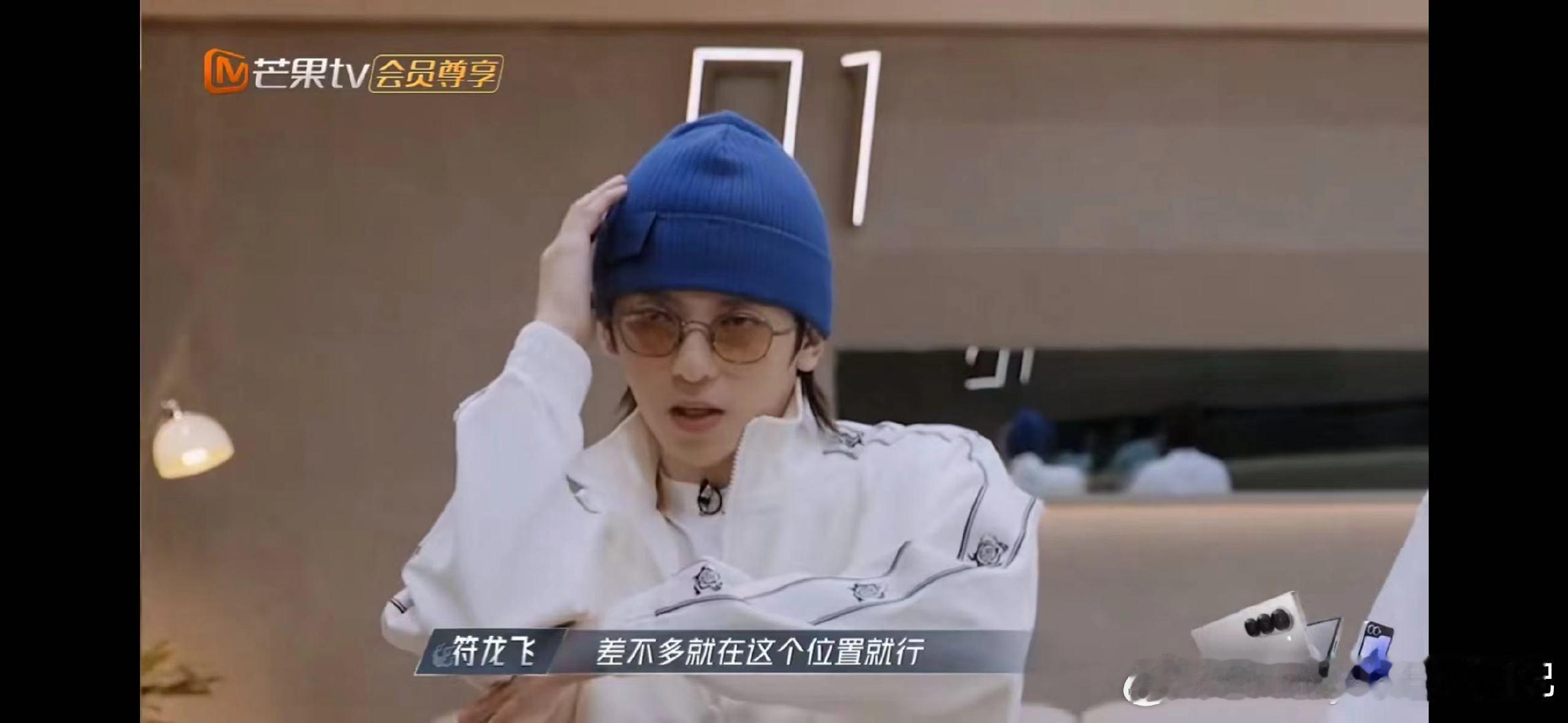 #符龙飞是李佳琦的一道光# #符龙飞说李佳琦很拼#看到符龙飞主动帮助李佳琦扣动作
