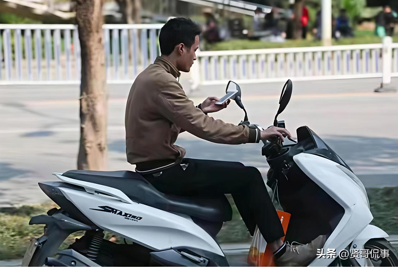 “有枣没枣打一杆子！”北京房山，一男子在路上骑电动车时，因看手机入迷，导致车辆偏