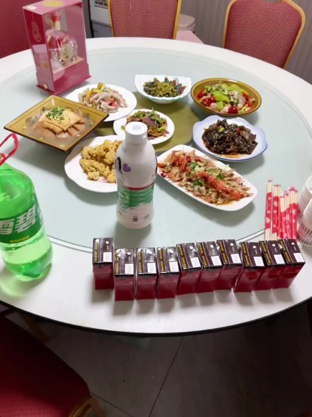 做完这几桌收工了，不然三十都赶脱