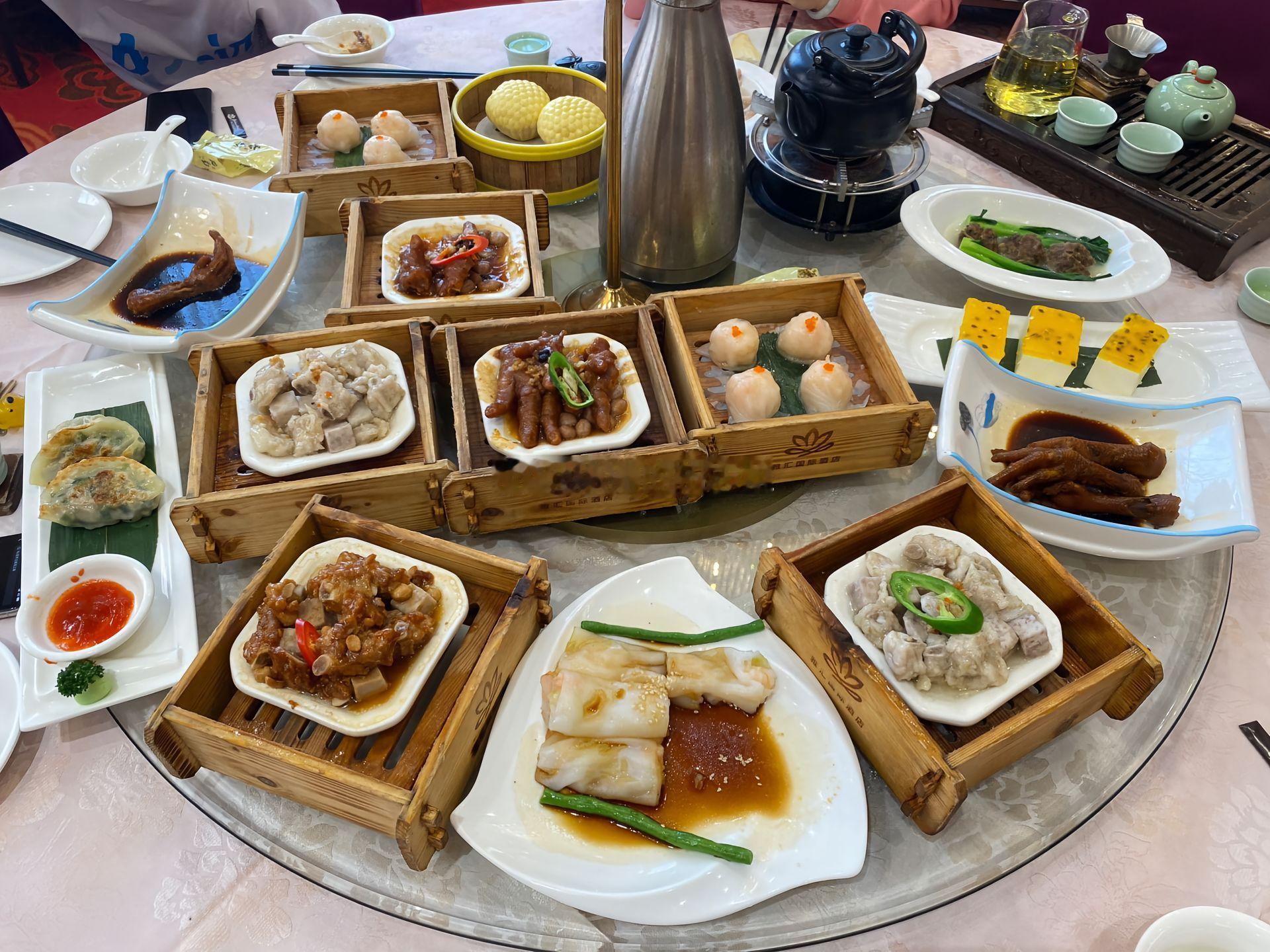 广东的早餐是真没得说，一口蒸凤爪下肚浑身舒坦，今天直接活力拉满！各位我的精神股东