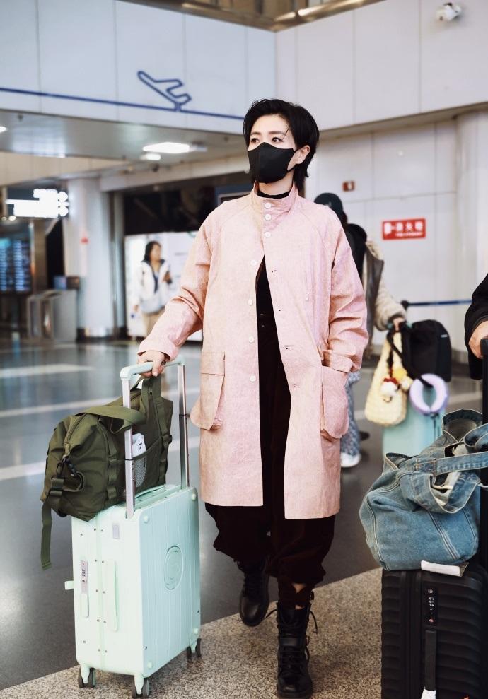 最近万茜现身机场，她这次搭配的很有潮流时尚感，气质也不错，看上去好酷。

万茜里