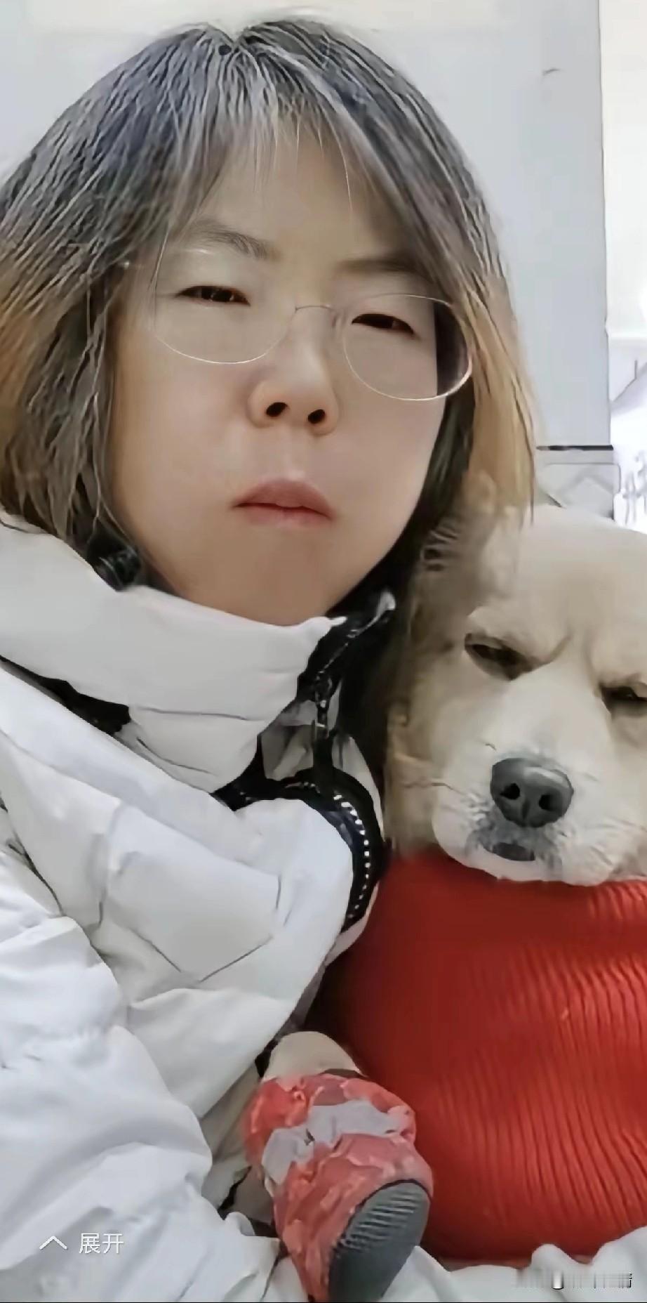 带狗去饭馆吃饭的女生估计后悔了，
她没想到自己任性的结果，
不仅害了自己，也给饭