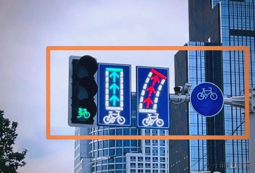 骑行时是不是还在为左拐烦恼呢？毕竟过去骑行左拐需要先直行后再拐。如今有了专属信号