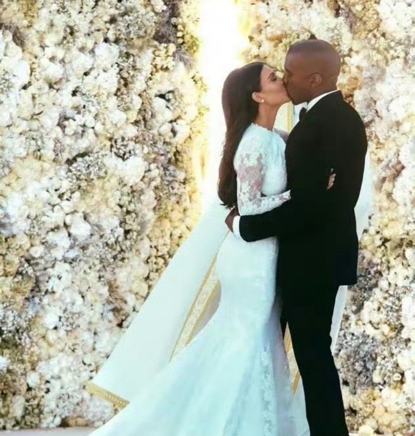 侃爷和金卡戴珊也曾爱得深沉，那时金卡戴珊一件暴露的礼服就能让侃爷激动咆哮。可看看