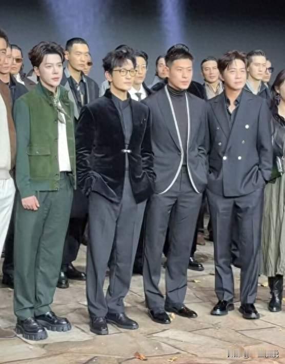 深圳原创时装周星光满堂，合影站位引热议：黄晓明俞灏明稳坐C位