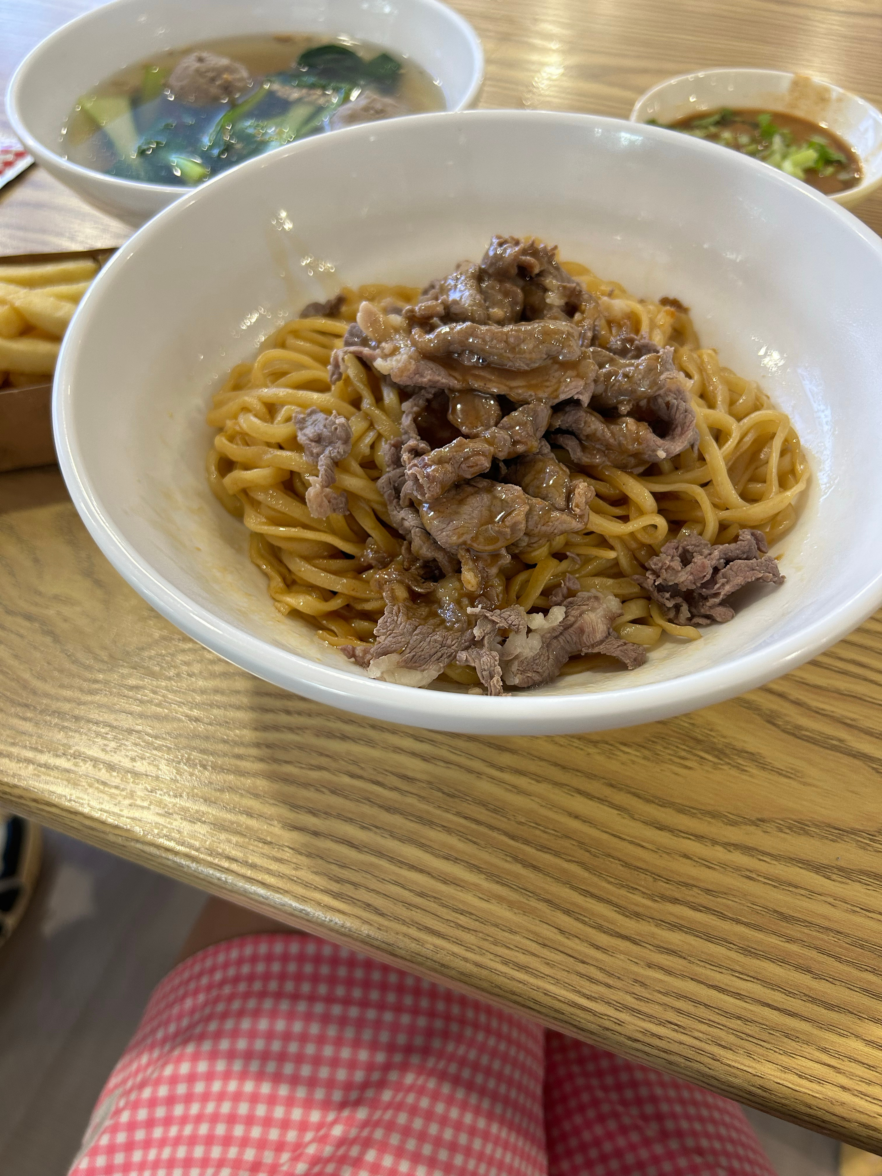 好饿 想吃牛肉沙茶面 想吃打抛鸡肉饭 晚上那两盅太促消化 