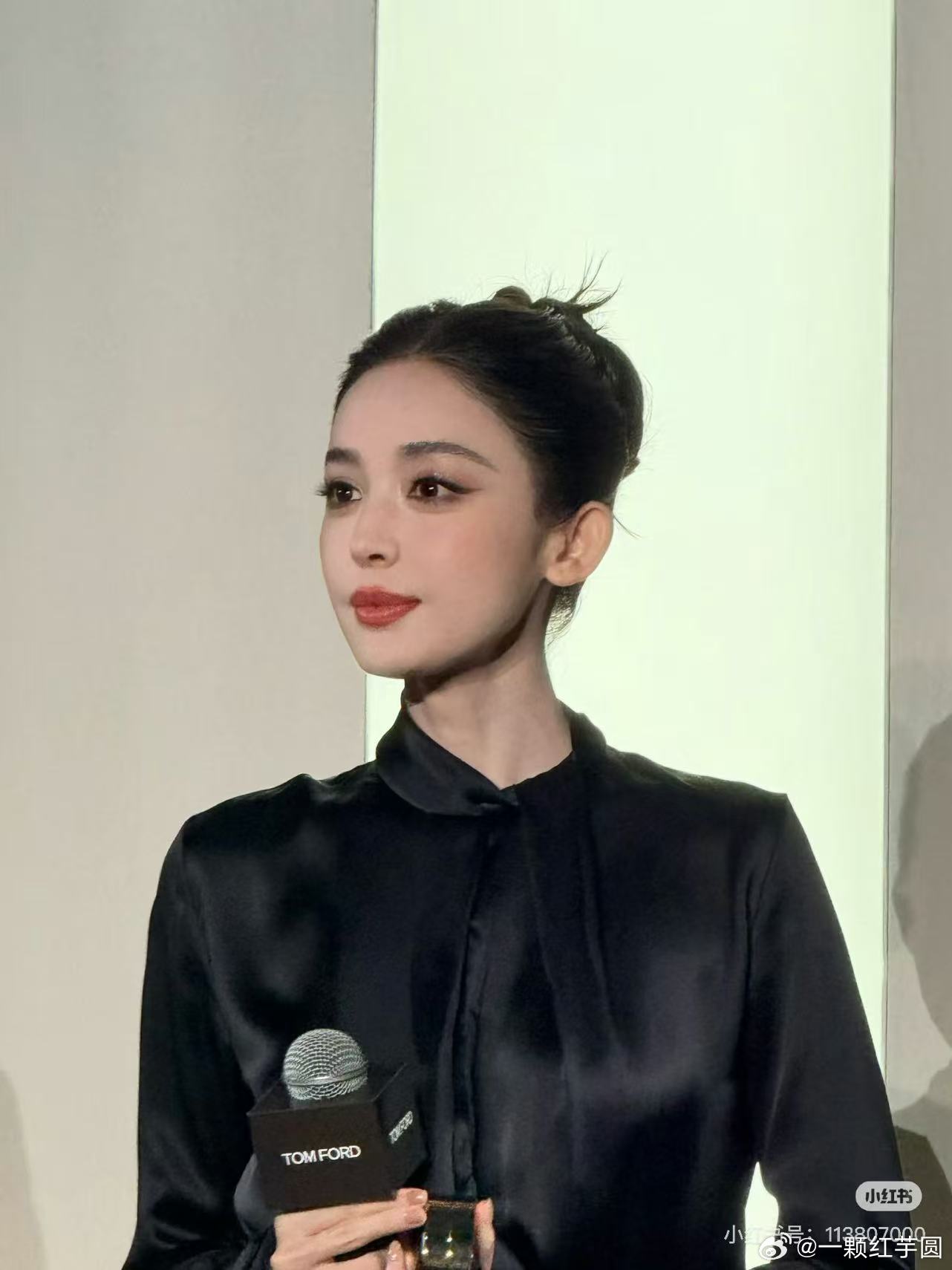 娜扎tomford活动太美了，高级感十足，大牌喜欢她太正确了！ 