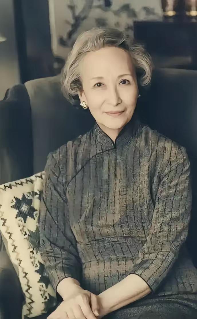 1980年，六十五岁的郑念决定离开上海前往美国。在临行之前，她选择把家里那些历经