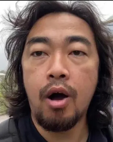 峰哥把机器人踹瘫痪了博主峰哥在世界机器人大会直播时连环飞踹宇树机器人致其倒地瘫痪