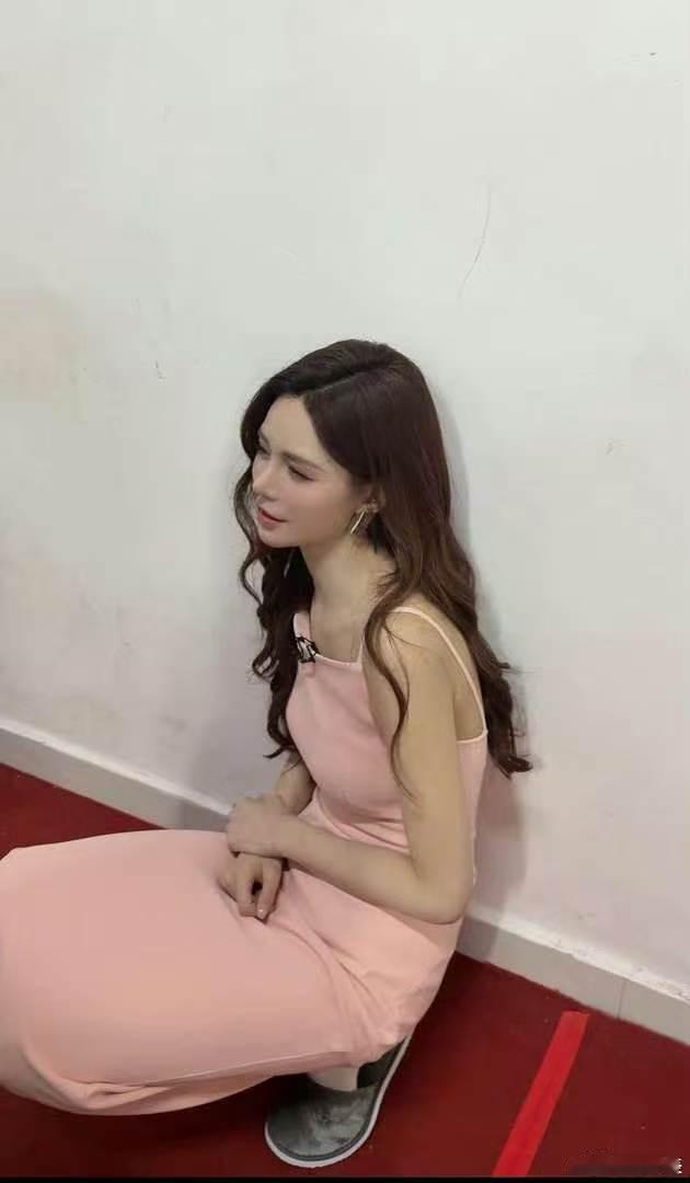 沈梦辰回应漂亮裙子配丑鞋 沈梦辰回应漂亮裙子配丑鞋：大家千万不要学，哥哥们的舞台
